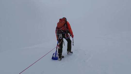 登顶四川第二高峰中山峰雪山的攀登者