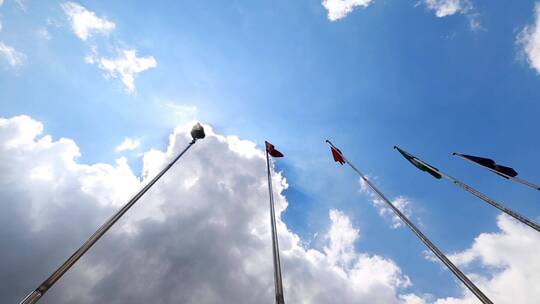 旗杆旗帜 阳光蓝天白云香港区旗 旗帜飘扬