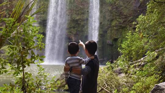 父亲和儿子在欣赏瀑布