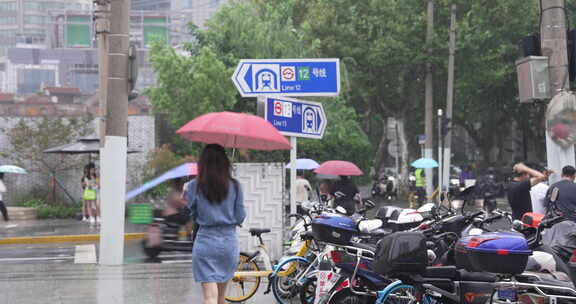 雨天上海街景行人