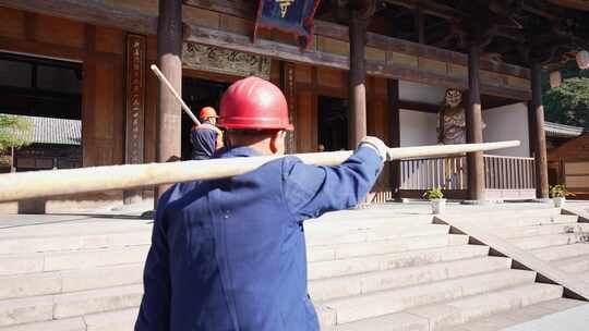 建筑工人在台州临海龙兴寺