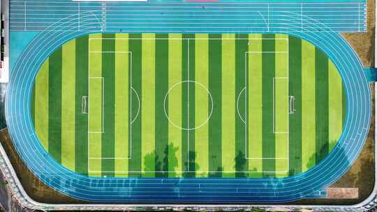高端大气学校足球场航拍