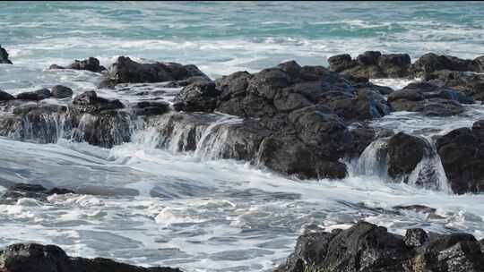 海浪拍打岩石海浪礁石大气海浪翻滚大海