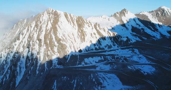 巴郎山雪山山路崎岖盘旋航拍风景