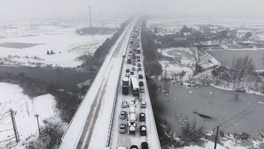 过年返乡大雪封路高速堵车实拍