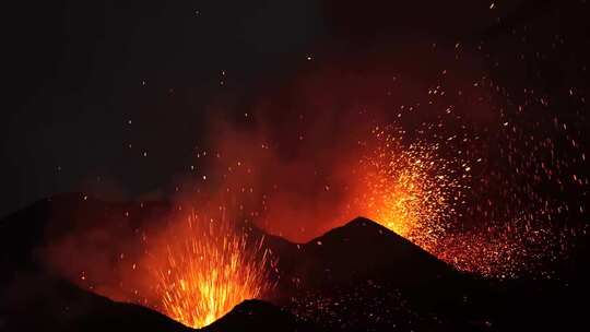 火山爆发火焰火花四射高温岩浆自然风景