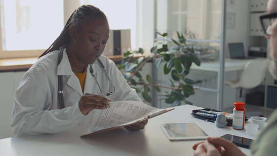 细心的黑人女医生在就诊期间询问患者症状视频素材模板下载