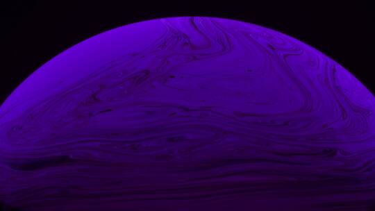 球体上流动的紫色液体