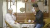 儿子陪父亲聊天喝茶 陪伴老人高清在线视频素材下载