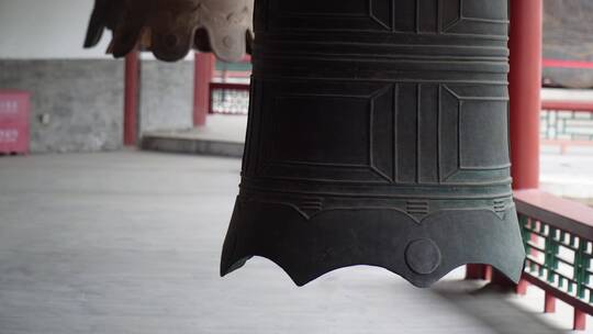 大钟寺钟鼓楼青铜铸钟磬视频素材模板下载