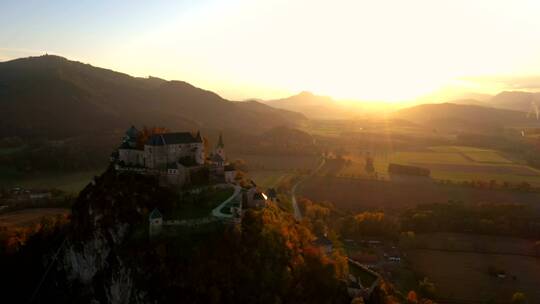 日落时分山上的中世纪城堡