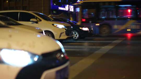 夜晚城市街头汽车车流人流夜景光斑视频素材