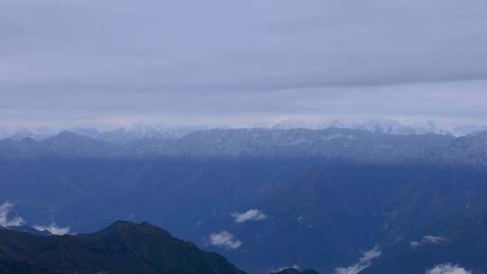 远眺贡嘎雪山