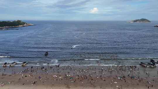 海浪拍打沙滩沙滩游泳游客航拍