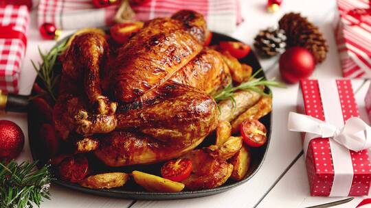 铁锅烤全鸡边上是圣诞装饰