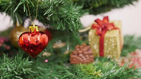 塑料树上的圣诞装饰品