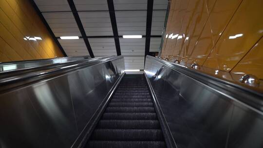 地铁站扶手梯电梯空镜橙色视频素材模板下载