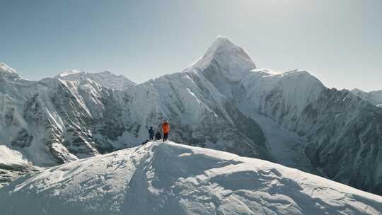 登山攀登雪山航拍