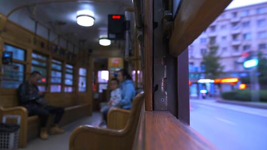 大连有轨电车车厢与窗外城市景观视频素材模板下载