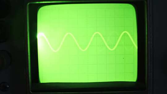 老式示波器上的绿色波形