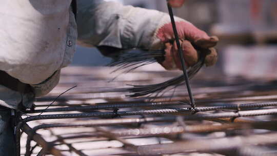 建筑工人为钢筋混凝土加固金属结构视频素材模板下载