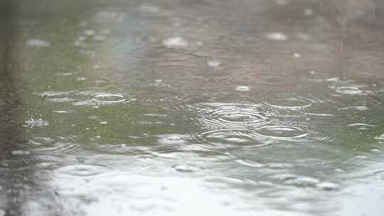 下雨雨滴滴落场景