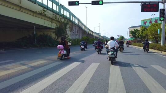 马路上骑电单车 骑行第一人称视角 街景