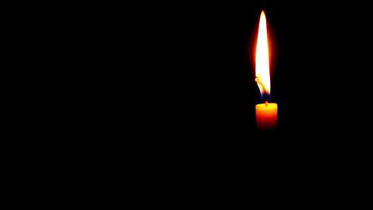 一支蜡烛在黑暗中燃烧