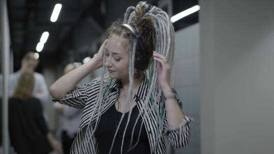 女子戴耳机随音乐跳舞视频素材模板下载