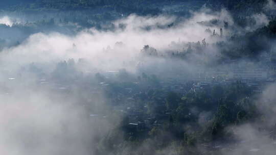 清晨水墨画般云雾缭绕的森林和村庄