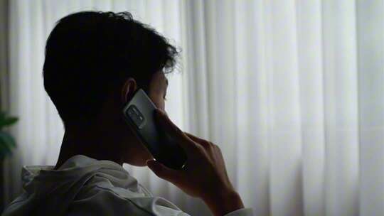男子打电话剪影