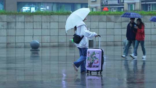 下雨城市行人