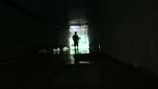 孤独的人走在隧道里的人人剪影走路 隧道视频素材模板下载