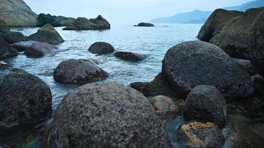 海南三亚早晨海岛海边海浪拍打礁石