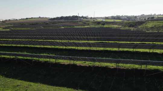 太阳能农场太阳能电池板上的低向后飞行，零排放源