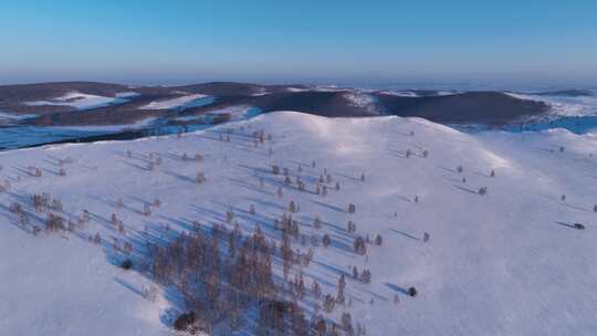 航拍极寒的低山丘陵雪原