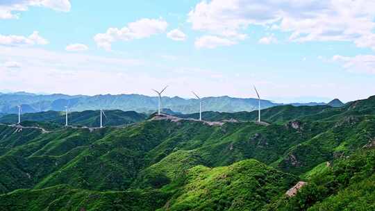 夏季绿色高山蓝天白云与风力发电机组