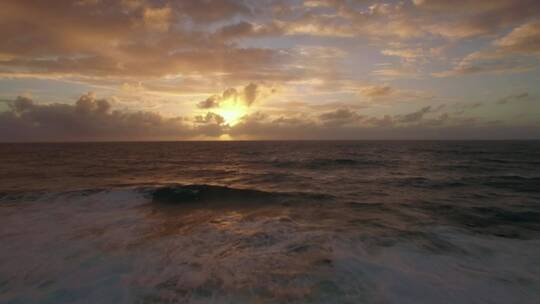 黄昏时_海浪冲破岩石