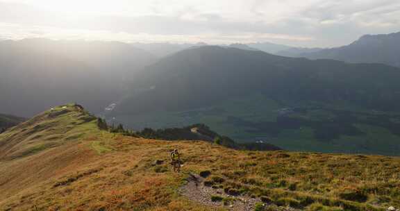 徒步旅行，人，山，山