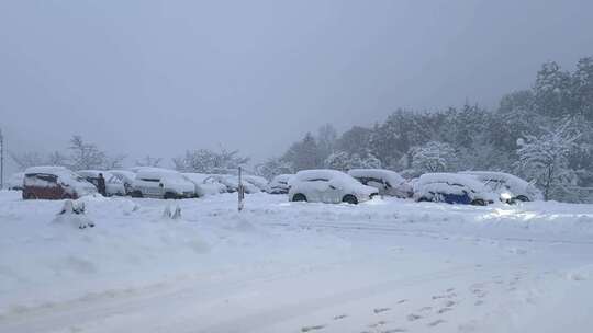 暴雪天气汽车覆盖着厚厚积雪