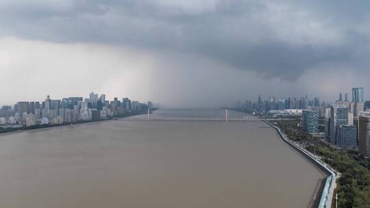雷阵雨扫过杭州钱塘江延时航拍