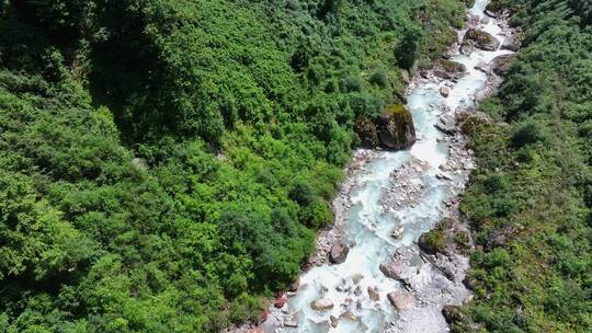 航拍四川甘孜贡嘎山区南门关沟森林河谷风光