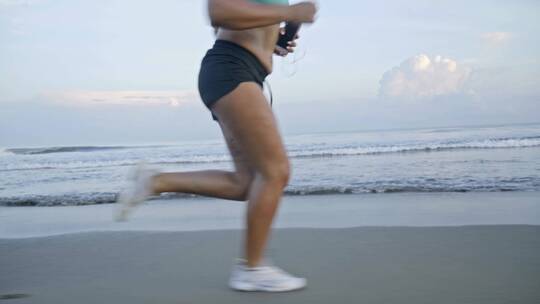 一个在海滩上跑步的女人