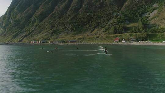 无人机航拍在冲浪的人视频素材模板下载