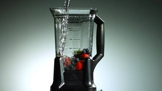将水倒入水果搅拌机
