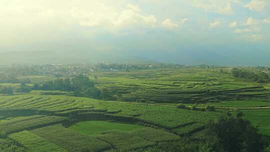 火车车窗外的风景高铁云南丽江动车沿途美景