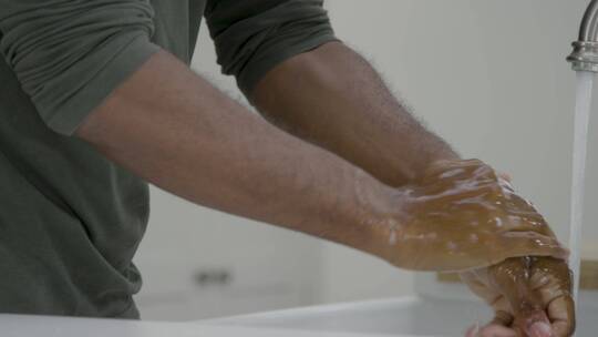 在水龙头下洗手的男人视频素材模板下载