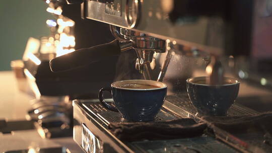 咖啡机制作的一杯新鲜咖啡