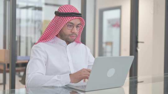 年轻的阿拉伯男人在工作视频素材模板下载