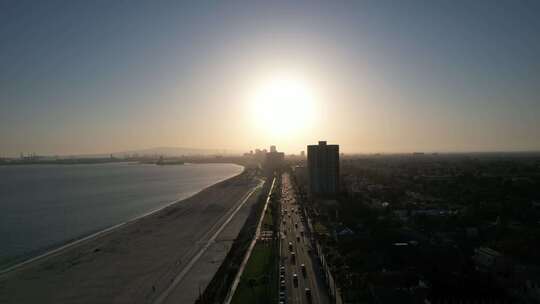 海边城市上空的太阳